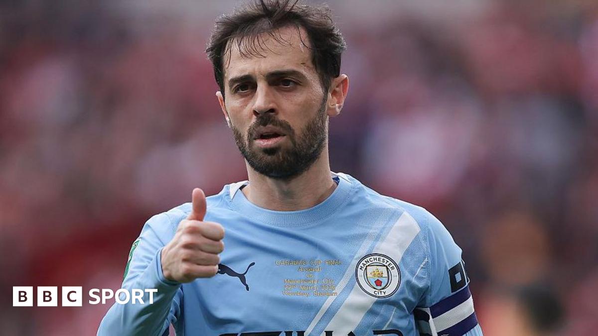 Bernardo Silva gives a thumbs-up sign during the Carabao Cup final