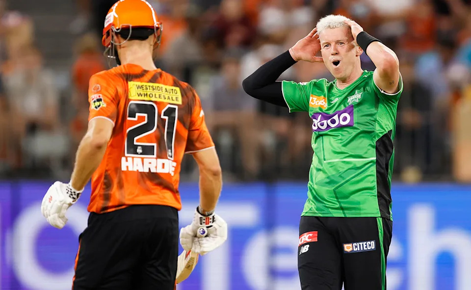 Peter Siddle in action for Melbourne Stars in the BBL.