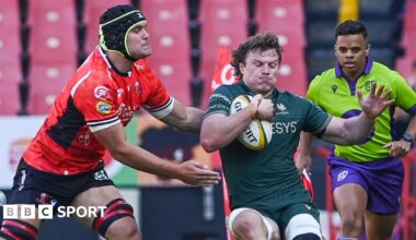 Cian Prendergast is tackled by Ruan Venter