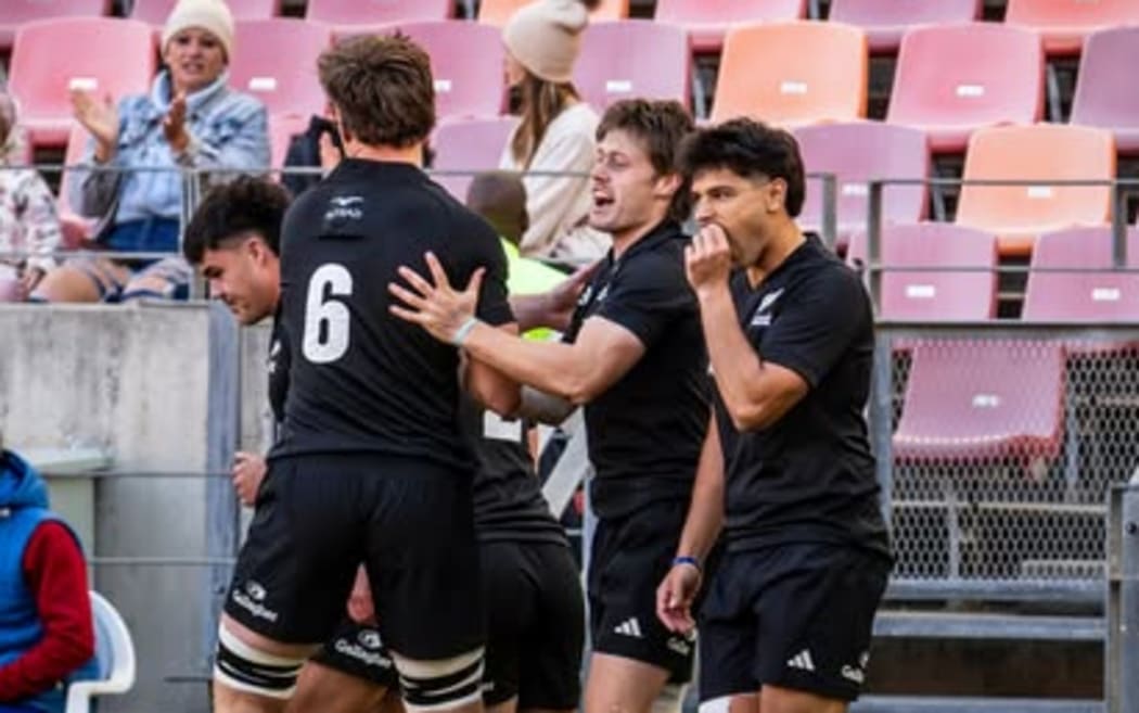 NZ under 20s celebrate a try.