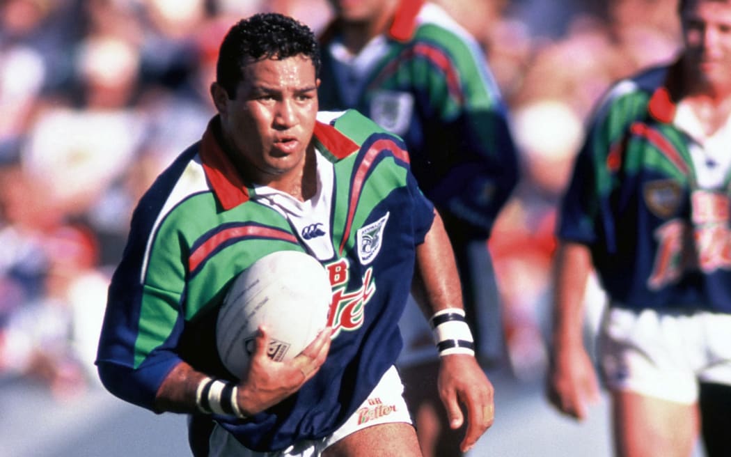 Duane Mann of the Auckland Warriors runs with the ball against Illawarra at Steelers Stadium, Illawarra, 18 March 1995.