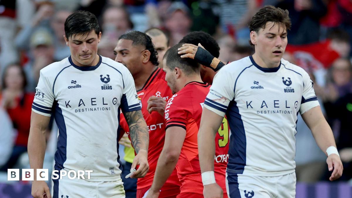 Louis Rees-Zammit (left) walks on the pitch with his head tilted down with Tom Jordan (right) walking next to him after a Toulouse try