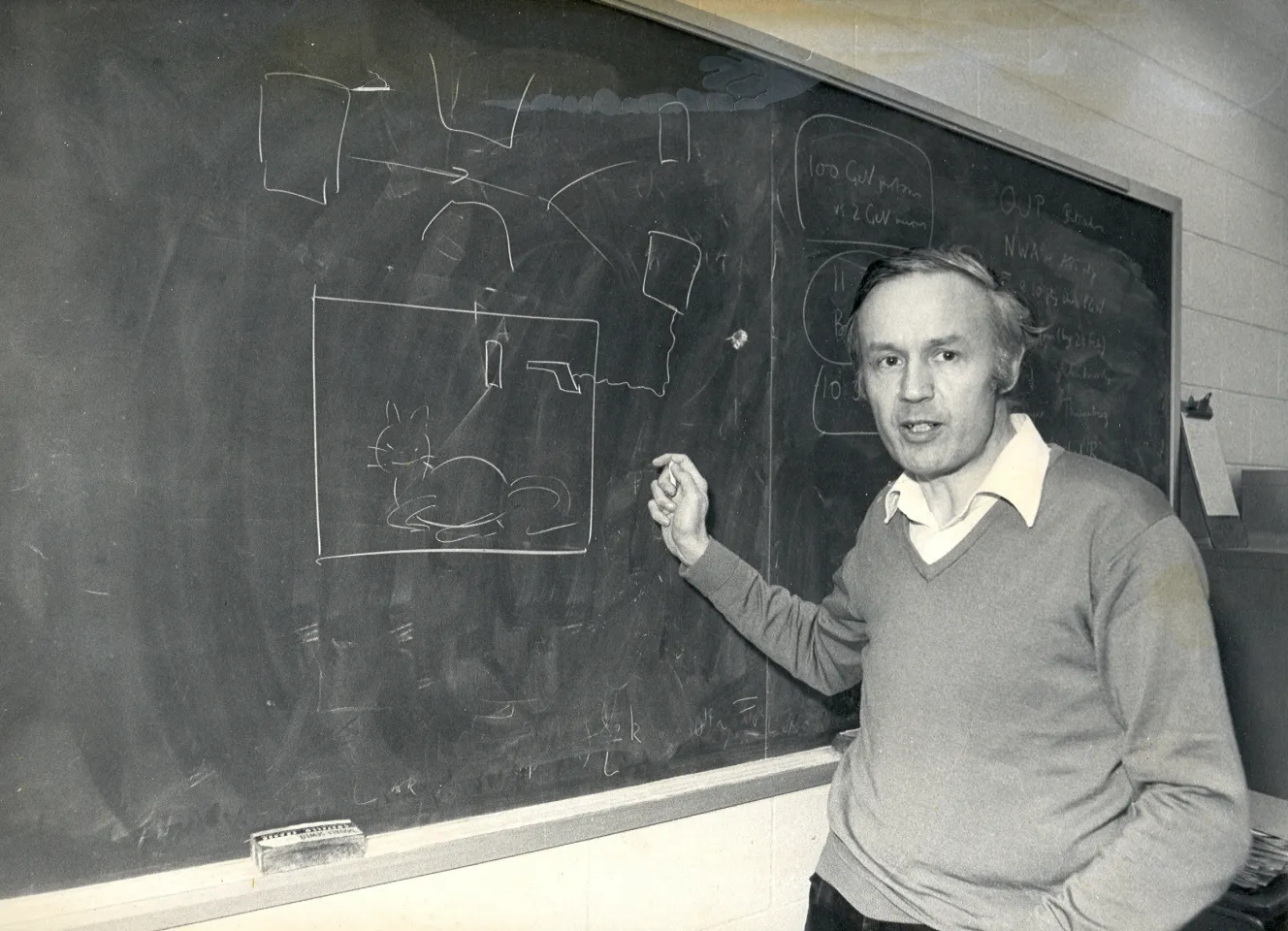 Tony Leggett lecturing about Schrödinger’s cat at the Loomis Laboratory, University of Illinois Urbana-Champaign, circa 1985.