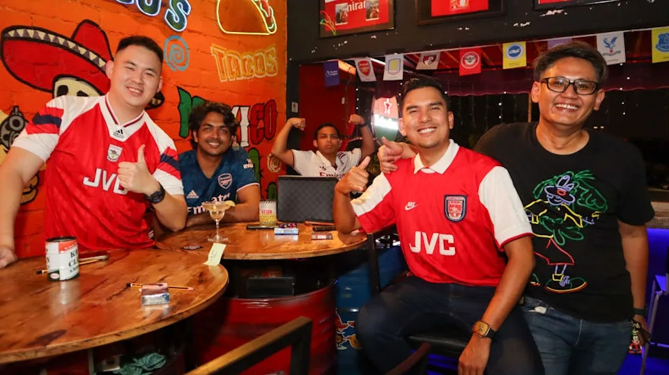 Gringo’s managing partner Azhan Benny Foo (far right) with Arsenal Malaysia’s committee members at Gringo’s. — Picture courtesy of Gringo’s
