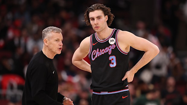 Head coach Billy Donovan of the Chicago Bulls talks with Josh Giddey.