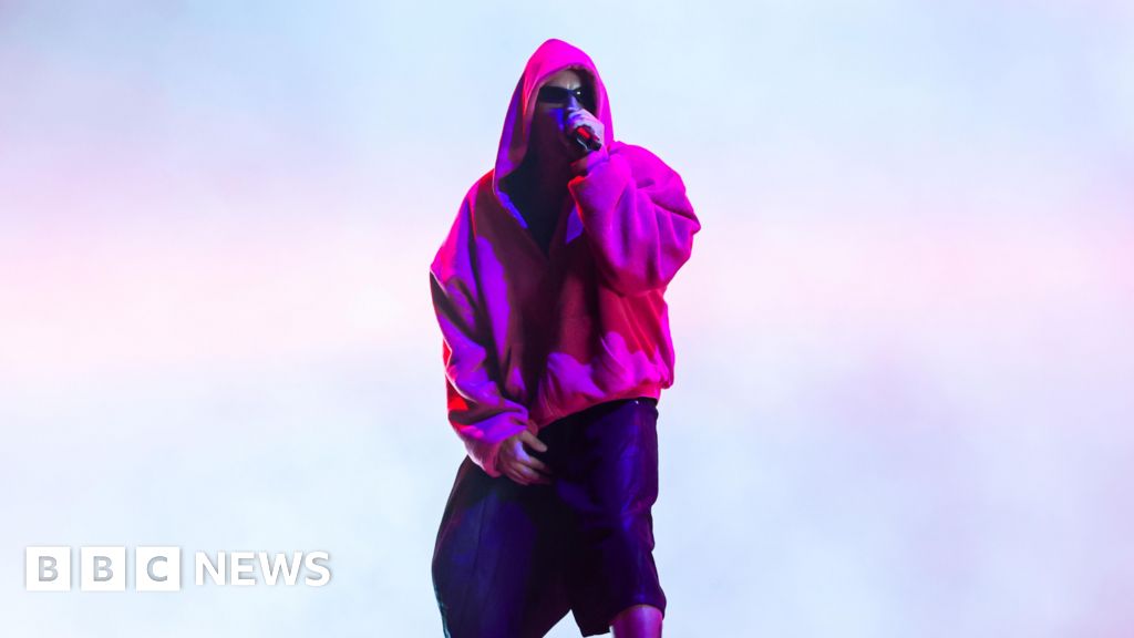 Justin Bieber headlines Coachella with nostalgia-fuelled set - BBC