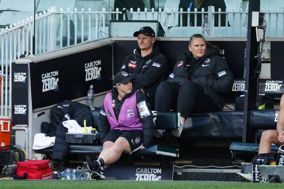 Jacqui Louder on the Collingwood bench in 2024.