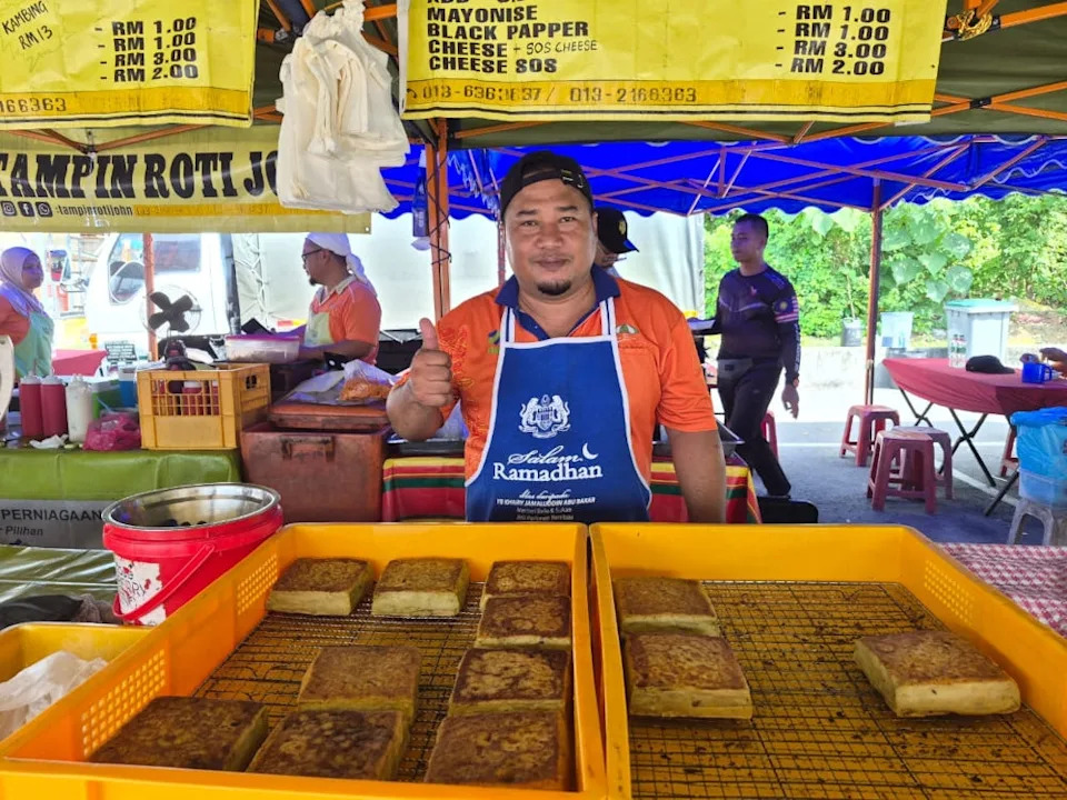 Adi Ibra Ruzali, the current owner of Murtabak Acuan Azam, at the stall in Rembau’s Pasar Tani. — Picture by Arif Zikri