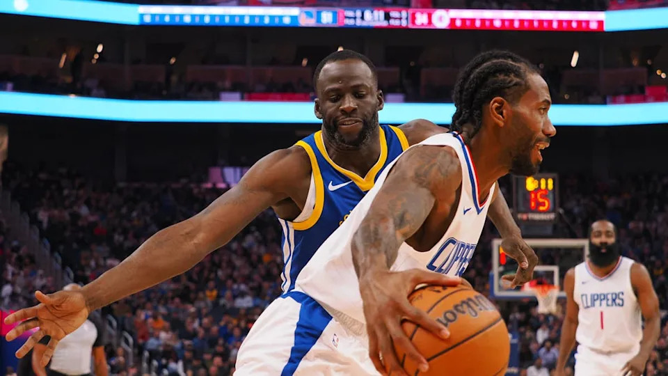 USA: Los Angeles Clippers forward Kawhi Leonard (2) controls the ball against Golden State Warriors forward Draymond Green (23).© Kelley L Cox-Imagn Images