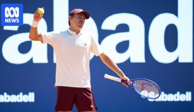 Alex de Minaur loses to Hamad Medjedovic at Barcelona Open