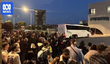 More delays expected after hundreds of commuters left stranded during Melbourne rush hour