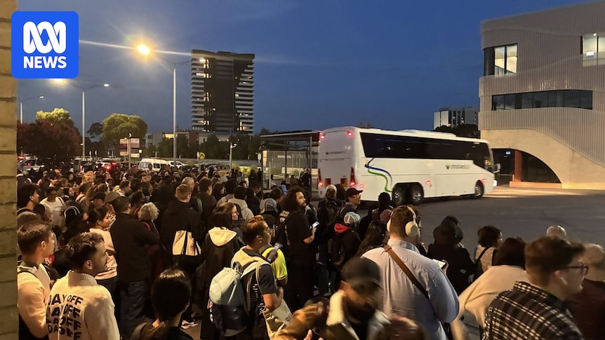 More delays expected after hundreds of commuters left stranded during Melbourne rush hour
