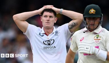 Matthew Potts stands with hands on head during Sydney Test