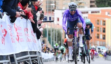 Michael Matthews sprinting with others behind