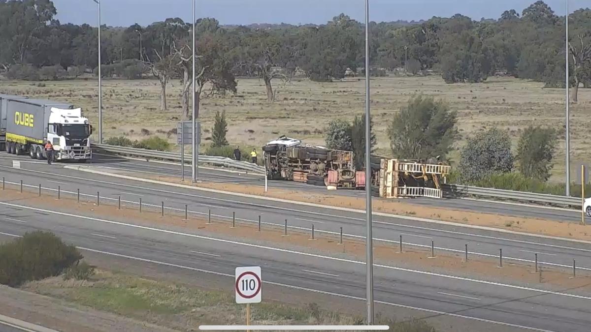 Perth traffic: Tonkin Highway northbound closed to motorists after truck rollover