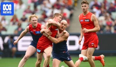 AFL round four live updates: Melbourne vs Gold Coast, Western Bulldogs vs Essendon — blog, scores and stats