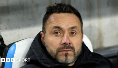 Roberto de Zerbi sits in a dug out