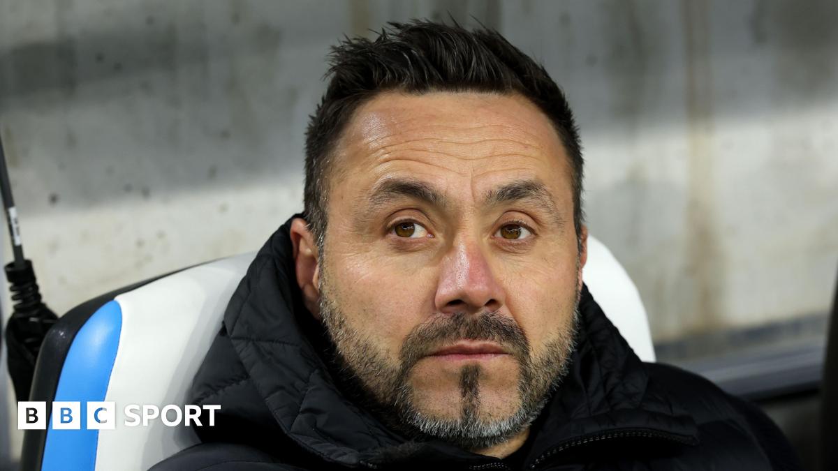 Roberto de Zerbi sits in a dug out