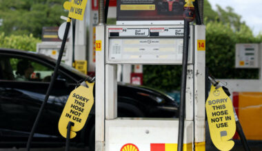 Stick to Easter travel, Australians told, though hundreds of petrol stations dry