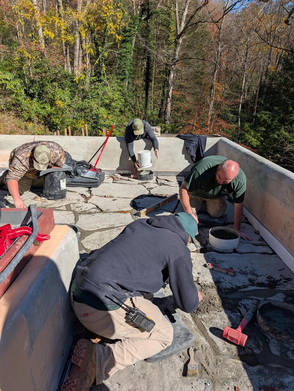Replacing stones on the terrace (Photo: courtesy of the Western Pennsylvania Conservancy) במהלך השיקום והשימור, בית האשד