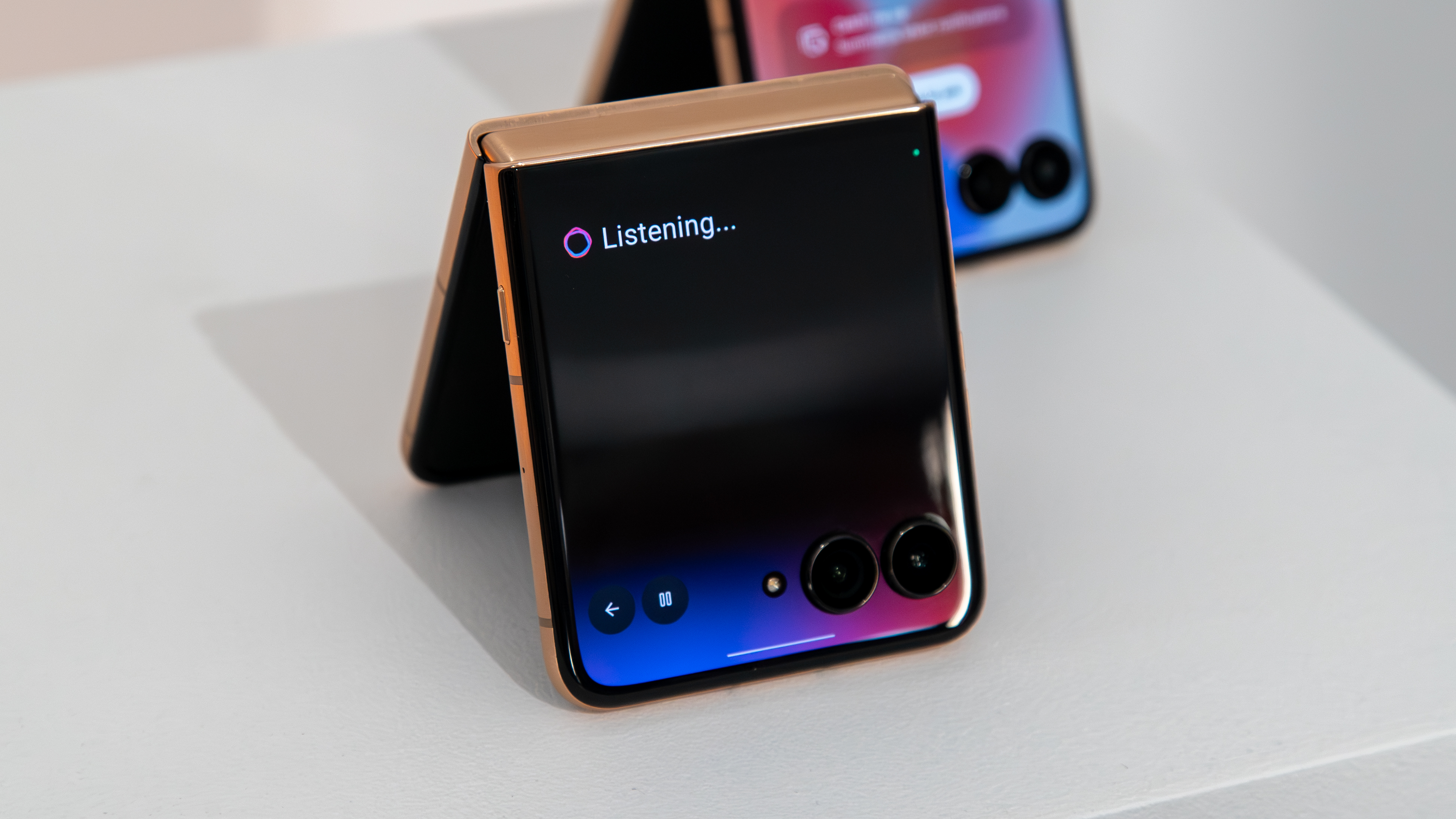 The Razr Ultra 2025 cover screen with Moto AI "Listening..."