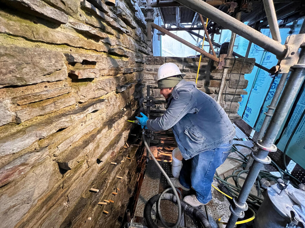 Injecting liquid grout during restoration work (Photo: courtesy of the Western Pennsylvania Conservancy) במהלך השיקום והשימור, בית האשד