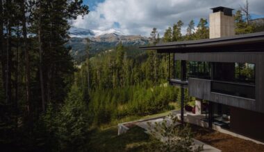 This Olson Kundig–Designed Montana Home Climbs Into the Treetops