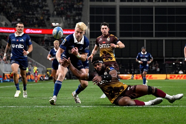 Barrett's Super Point winner as Blues recover after late Reds surge