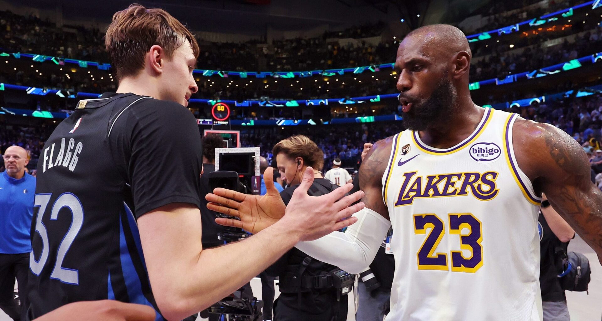 Live Updates: Curry returns, Flagg's historic night and duel with LeBron