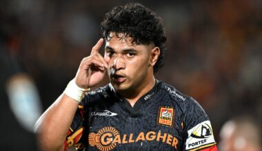 There he is, Chiefs tighten screws