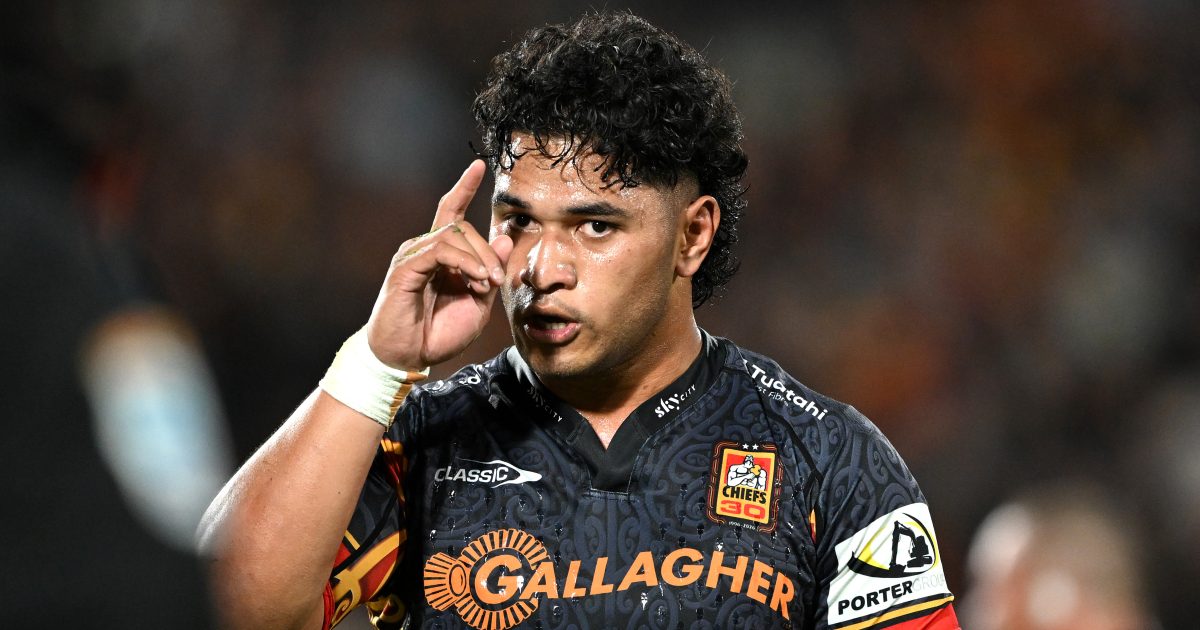 There he is, Chiefs tighten screws