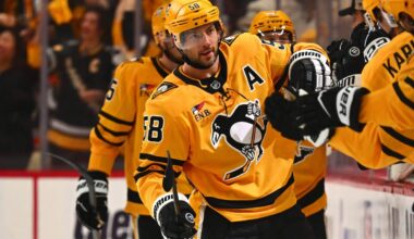Kris Letang banks improbable goal off glass to give Penguins lead vs. Flyers