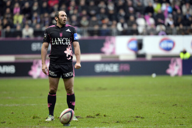 Stade Francais' Julien Dupuis concentrates before a penalty during a French Top 14 rugby Union match between Paris and Toulon on November 30, 2013 at the Jean Bouin stadium in Paris. AFP PHOTO / LIONEL BONAVENTURE (Photo by LIONEL BONAVENTURE / AFP via Getty Images)