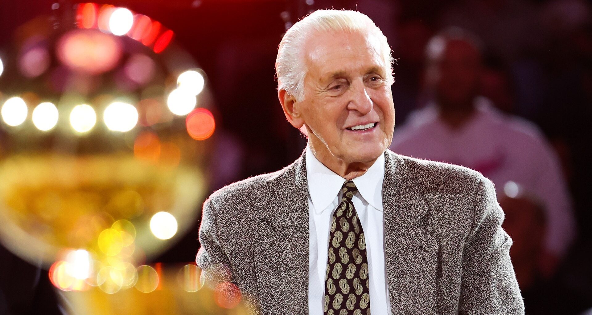 Pat Riley becomes 1st coach immortalized by Lakers with statue