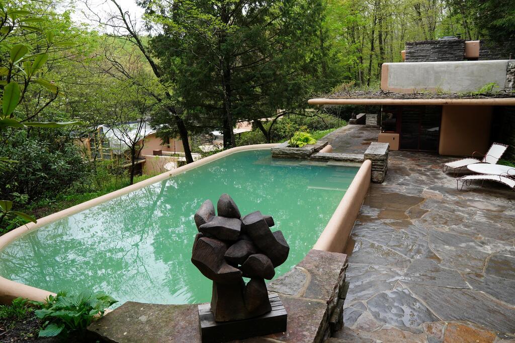 Fallingwater. UNESCO World Heritage site and architectural icon, but plagued by persistent leaks (Photo: quiggyt4, shutterstock) הבית על האשד