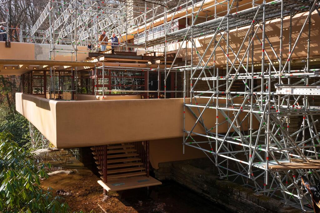 Fallingwater during restoration work (Photo: JWCohen, shutterstock) במהלך עבודות השיקום, הבית על האשד