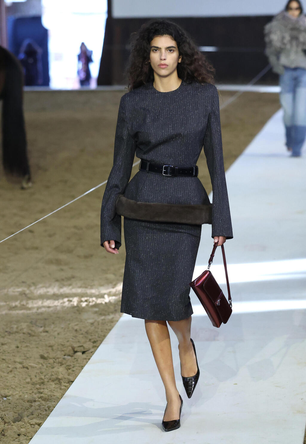 Sun on the Stella McCartney runway (Photo: Aurore Marechal/Getty Images) סאן מזרחי לסטלה מקרטני, תצוגת סתיו-חורף 2026-27 בשבוע האופנה בפריז