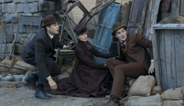 Hero Fiennes Tiffin, Natascha McElhone, Dónal Finn in Young Sherlock