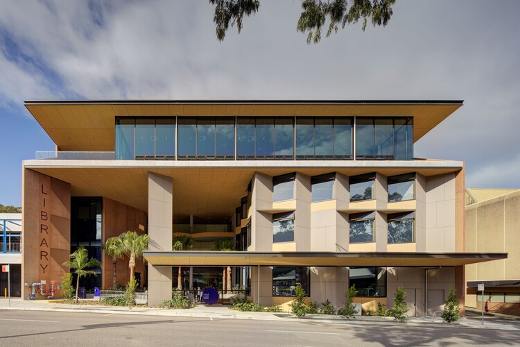 Gosford Regional Library / Lahznimmo Architects - Image 1 of 16