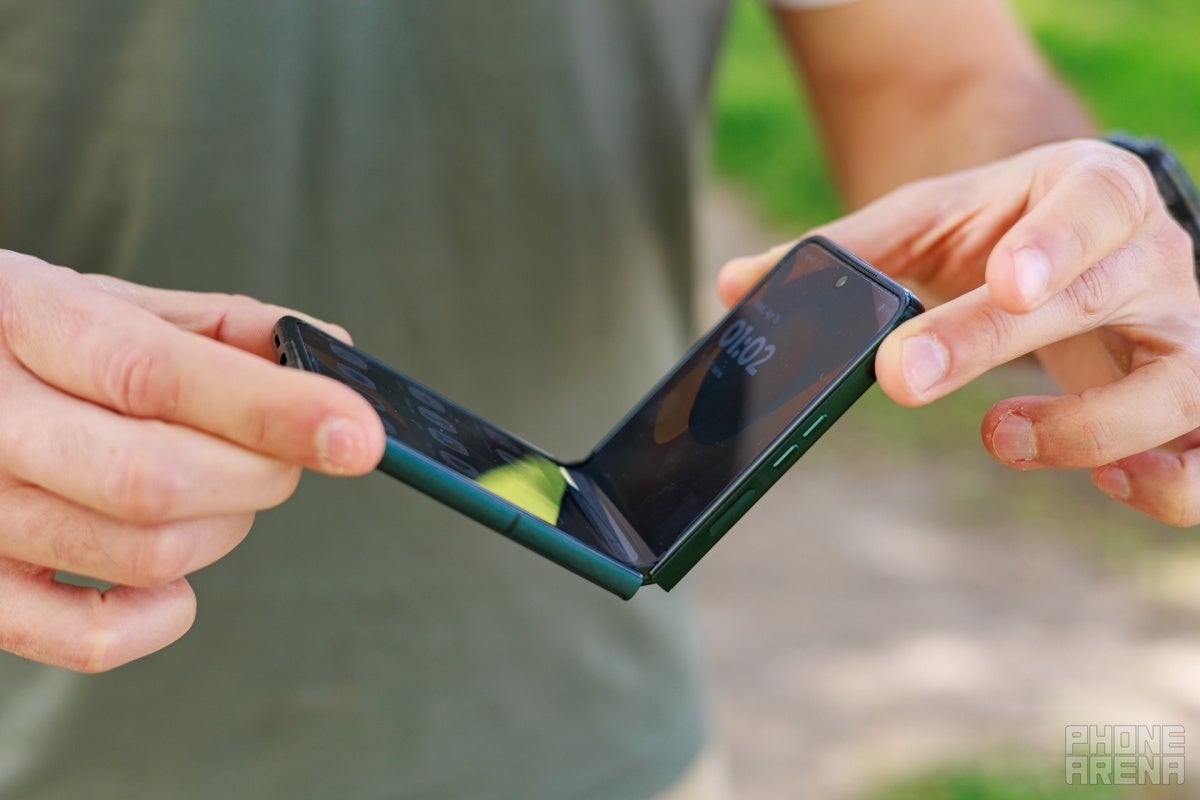 Motorola Razr Ultra (2025) profile