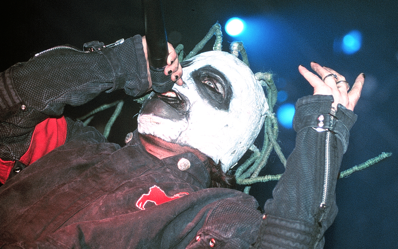 Corey Taylor singing on stage in 2001