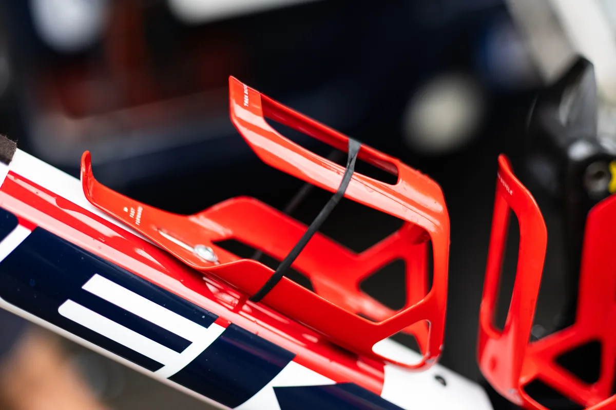 Rubber tie on a bottle cage