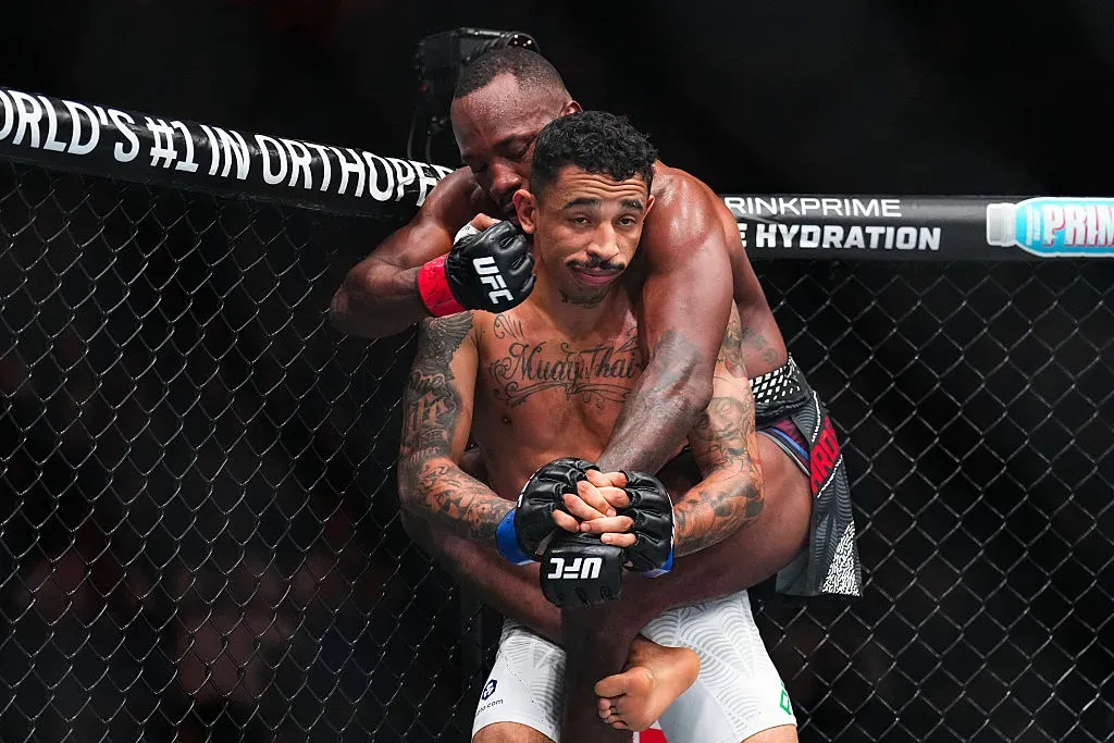 Leon Edwards rides Carlos Prates' back