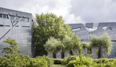 Daniel Libeskind's architecture: a guide to the deconstructivist