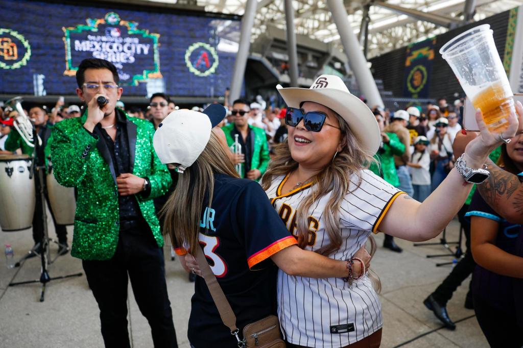 A perfect pyramid, MLB's everywhere man, Padres fans take over