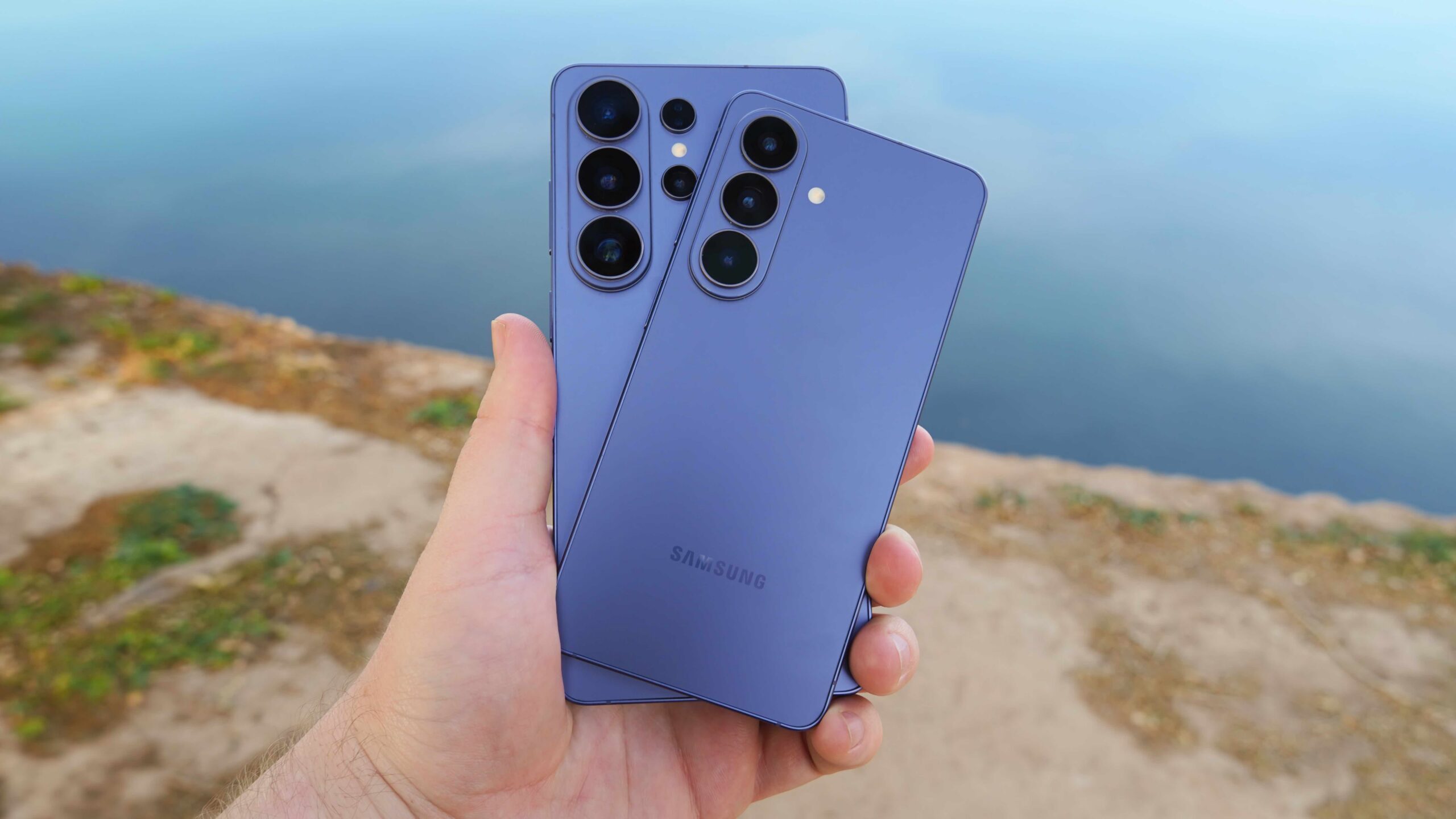 Holding the Galaxy S26 and Galaxy S26 Ultra in the hand.