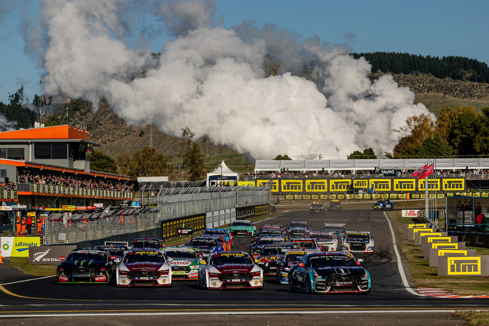 The start of a Supercars race at the 2025 ITM Taupo Super440.