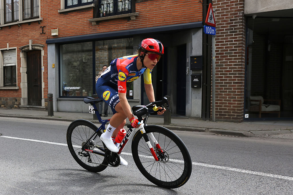 Loes Adegeest attacking at Brabantse Pijl women 2026