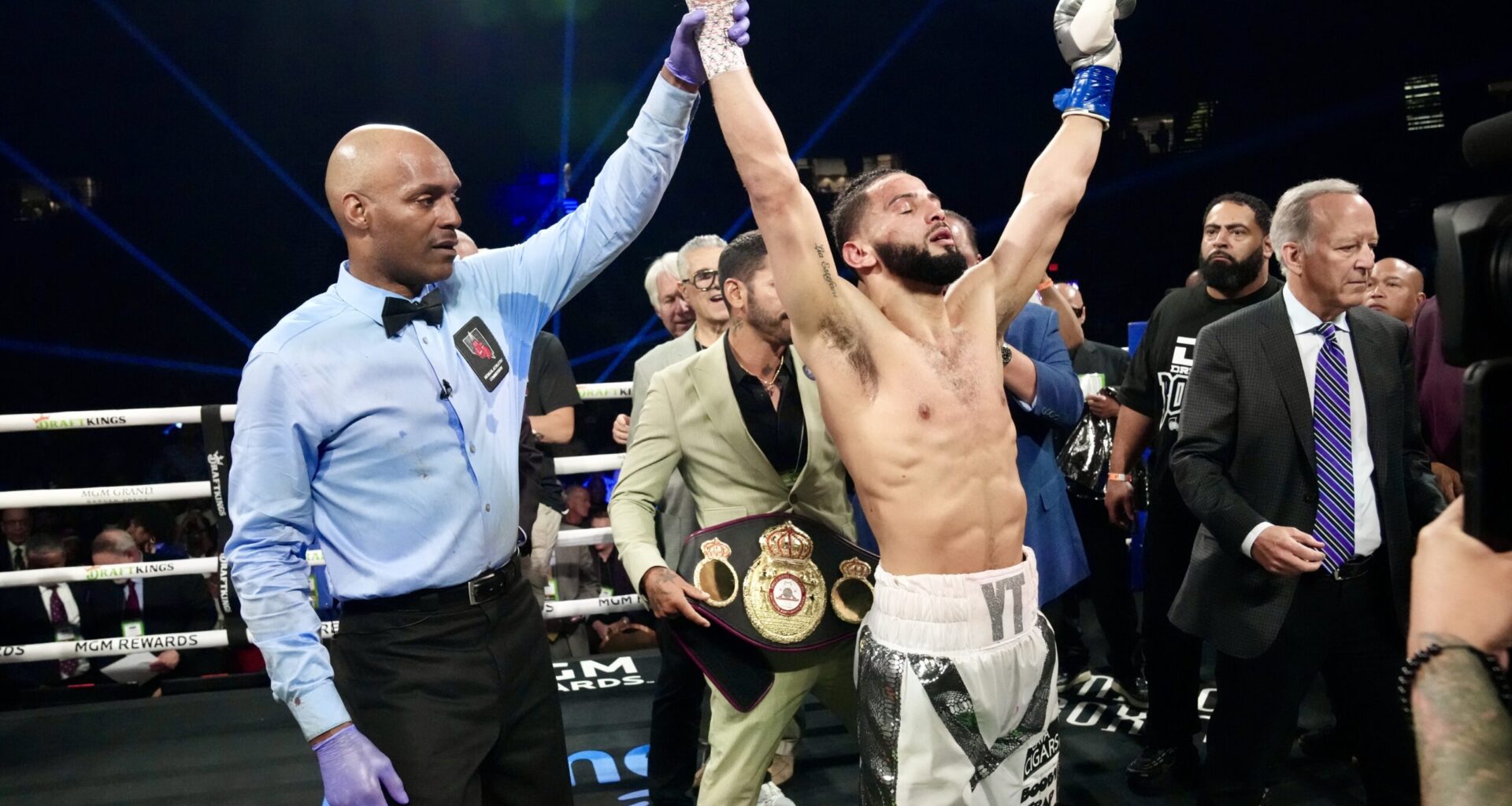 Boxing News Today: More Mayweather vs Pacquiao Drama, Wilder vs Usyk, & a Boxer Death