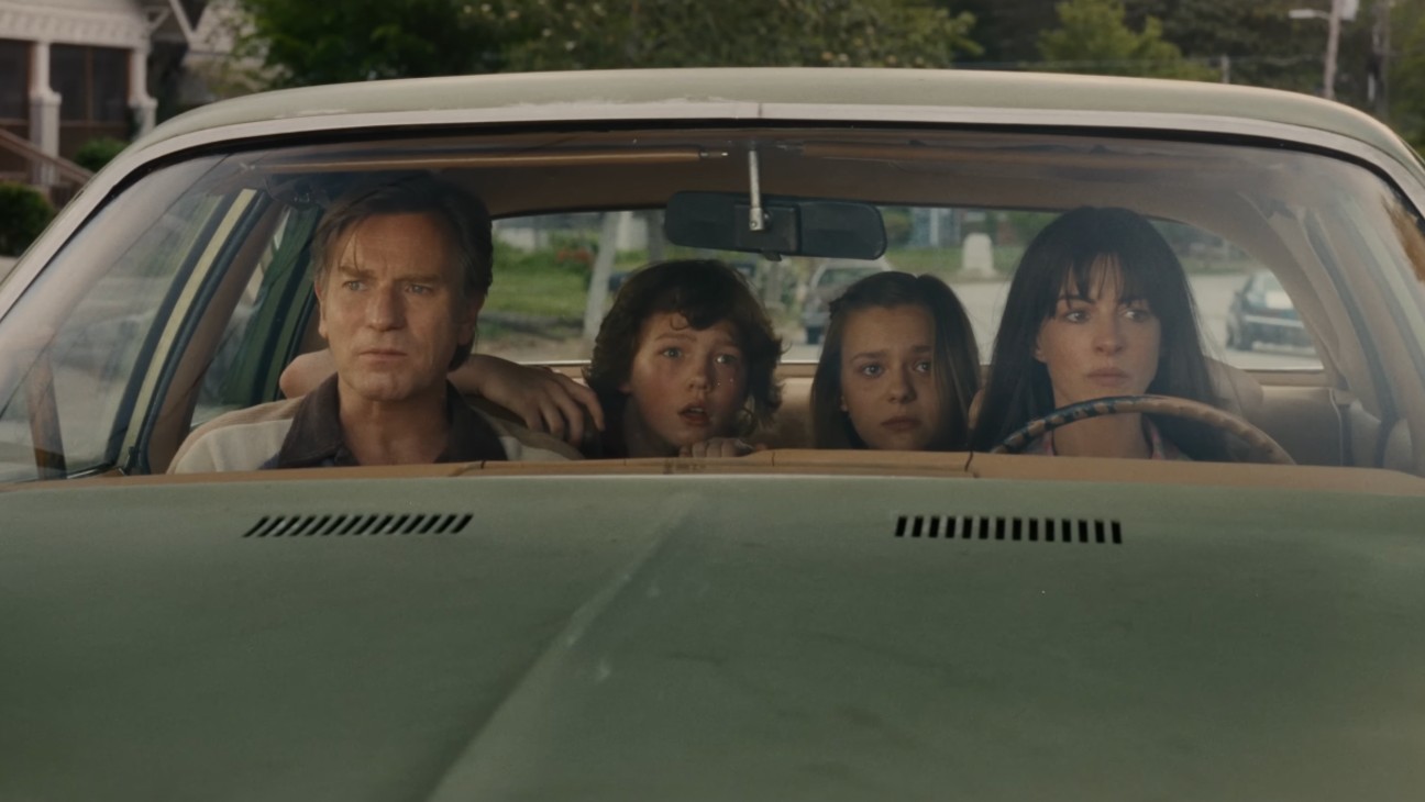 Ewan McGregor and Anne Hathaway in The End of Oak Street